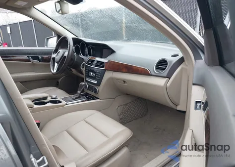 2014 Mercedes-Benz C 250 Luxury/Sport z USA, uszkodzony, nr VIN WDDGF4HBXEA959861